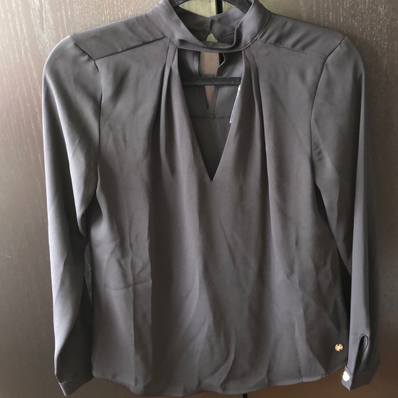 *NWT* GUESS Long-Sleeve Keyhole Choker Top, Size XS - Picture 6 of 11